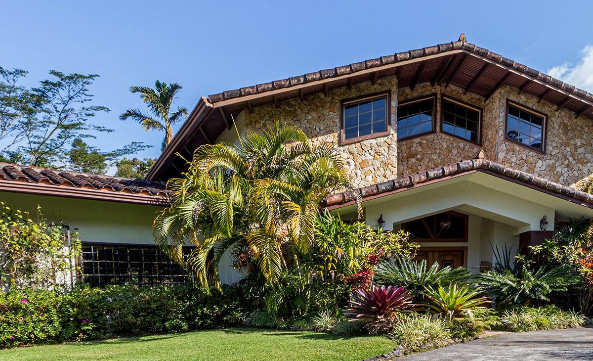 cada grande con jardín