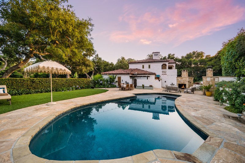 alberca en casa con el atardecer